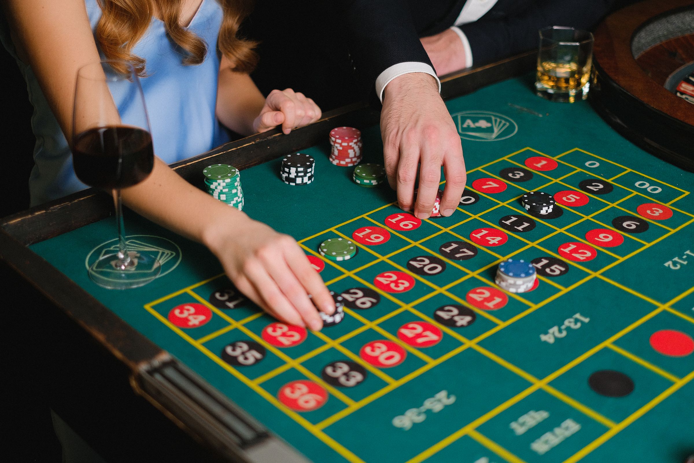 Invités élégants autour d'une roulette