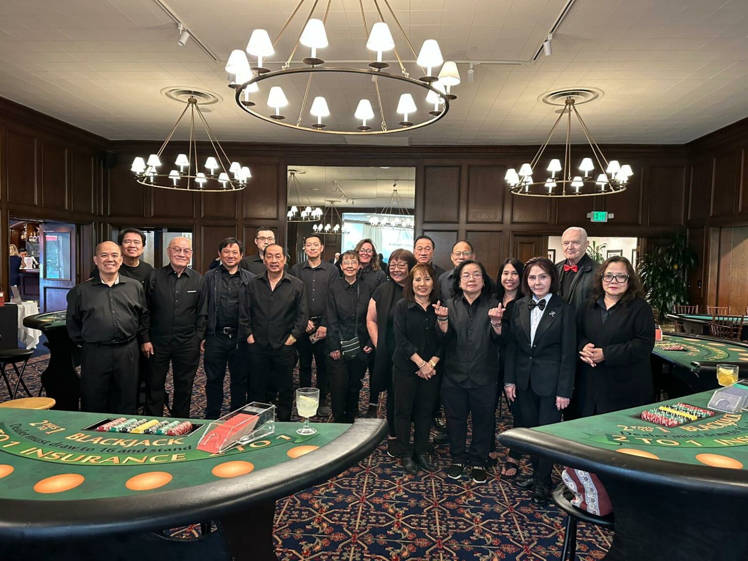 Croupiers LEYGACY autour des tables de blackjack lors d'un événement