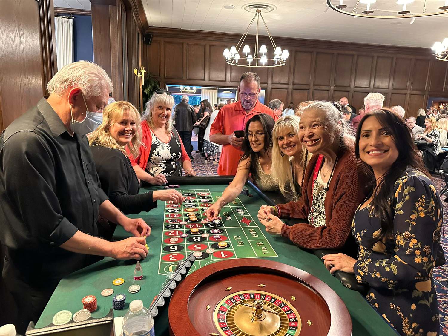Groupe d’invités autour de la table de roulette LEYGACY