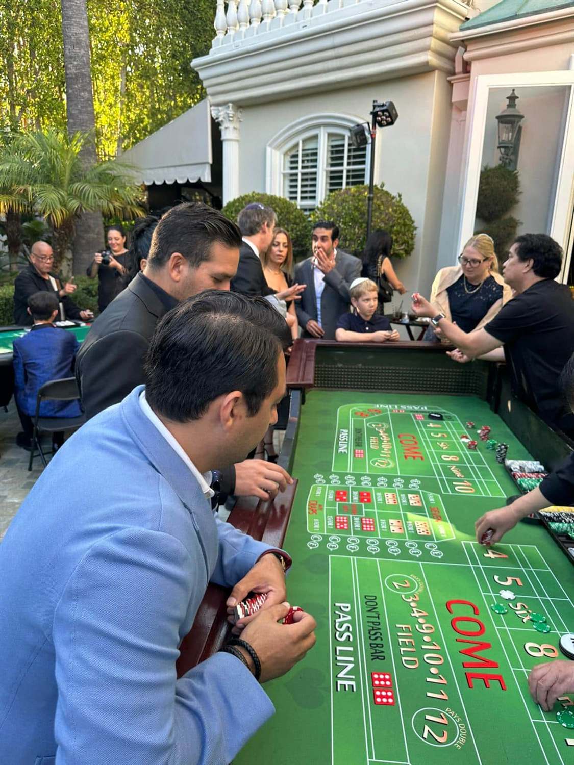 Table de craps LEYGACY installée dans un jardin, sous les arbres