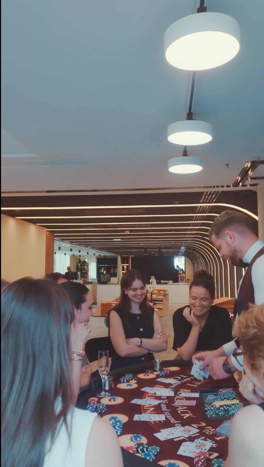 Invitées riant autour de la table de blackjack lors d’un afterwork LEYGACY