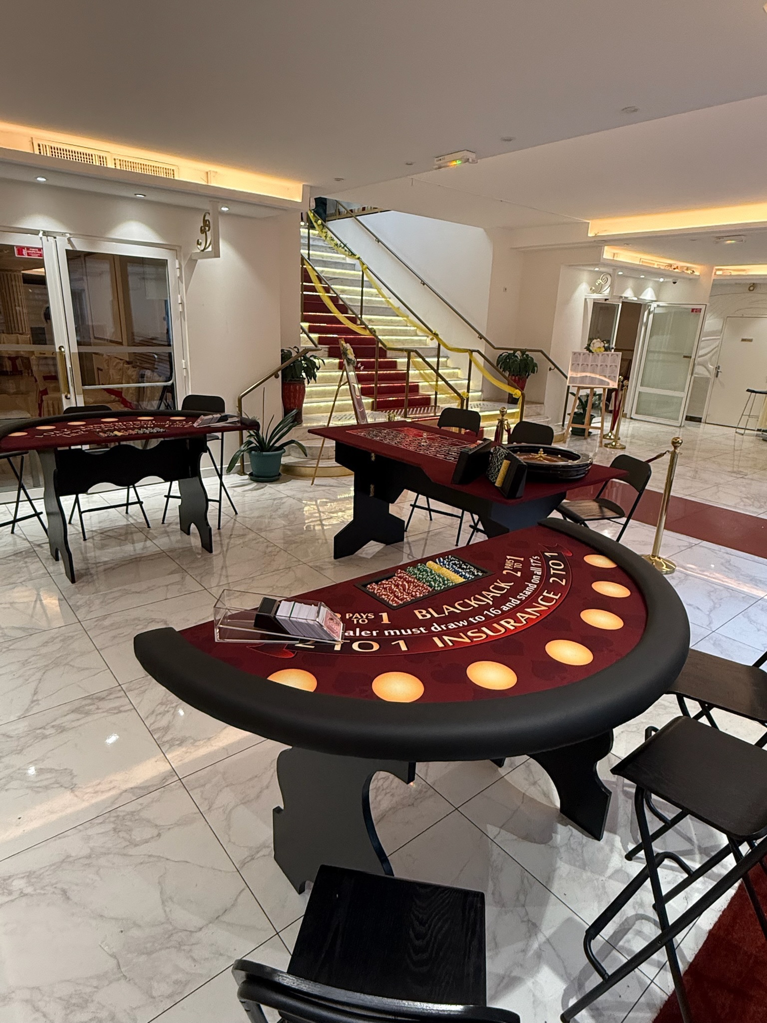 Tables de blackjack et roulette LEYGACY installées dans un hall d’exception, avant l’arrivée des invités