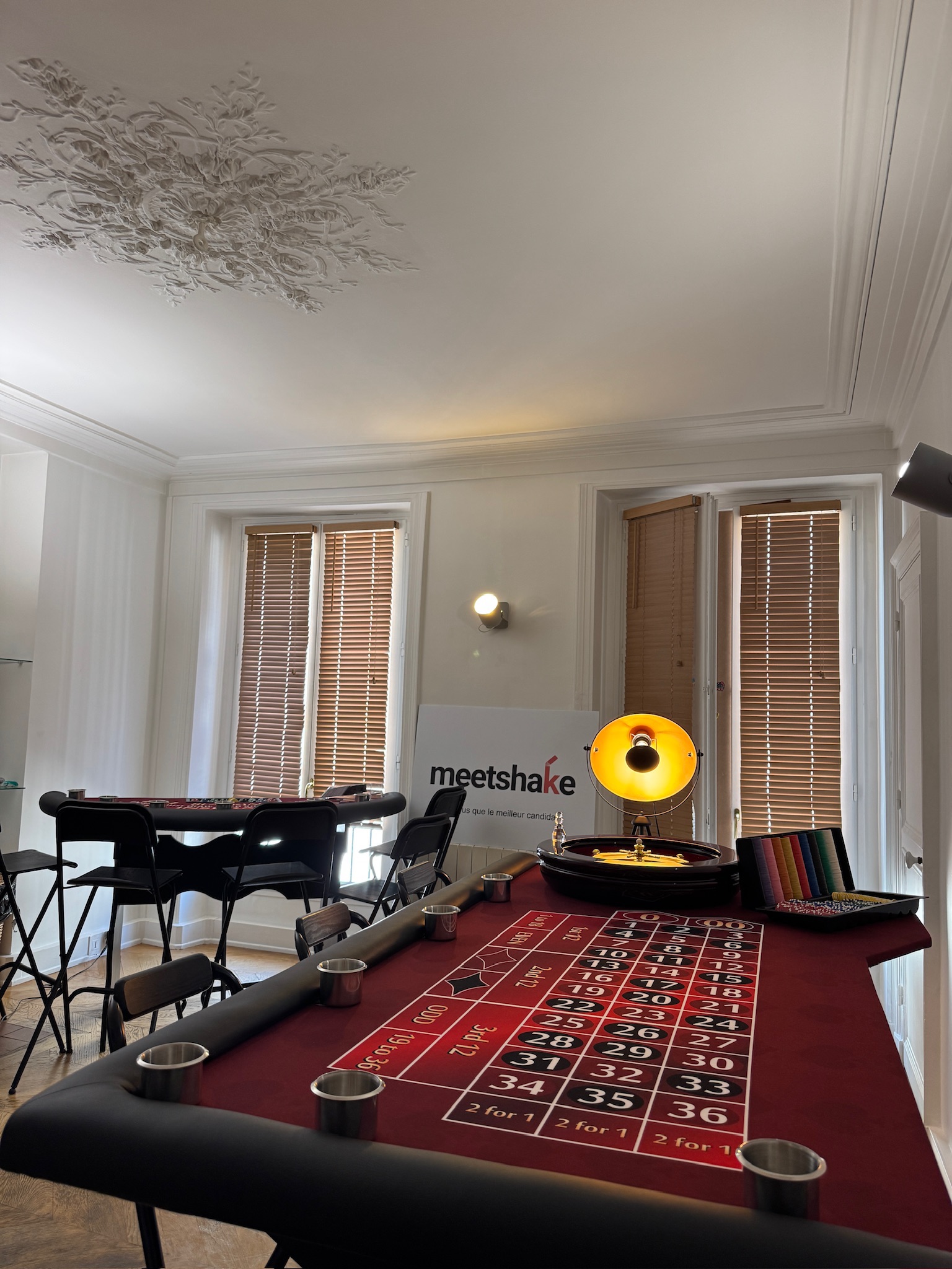 Roulette et jetons installés dans un salon particulier pour une soirée entre amis
