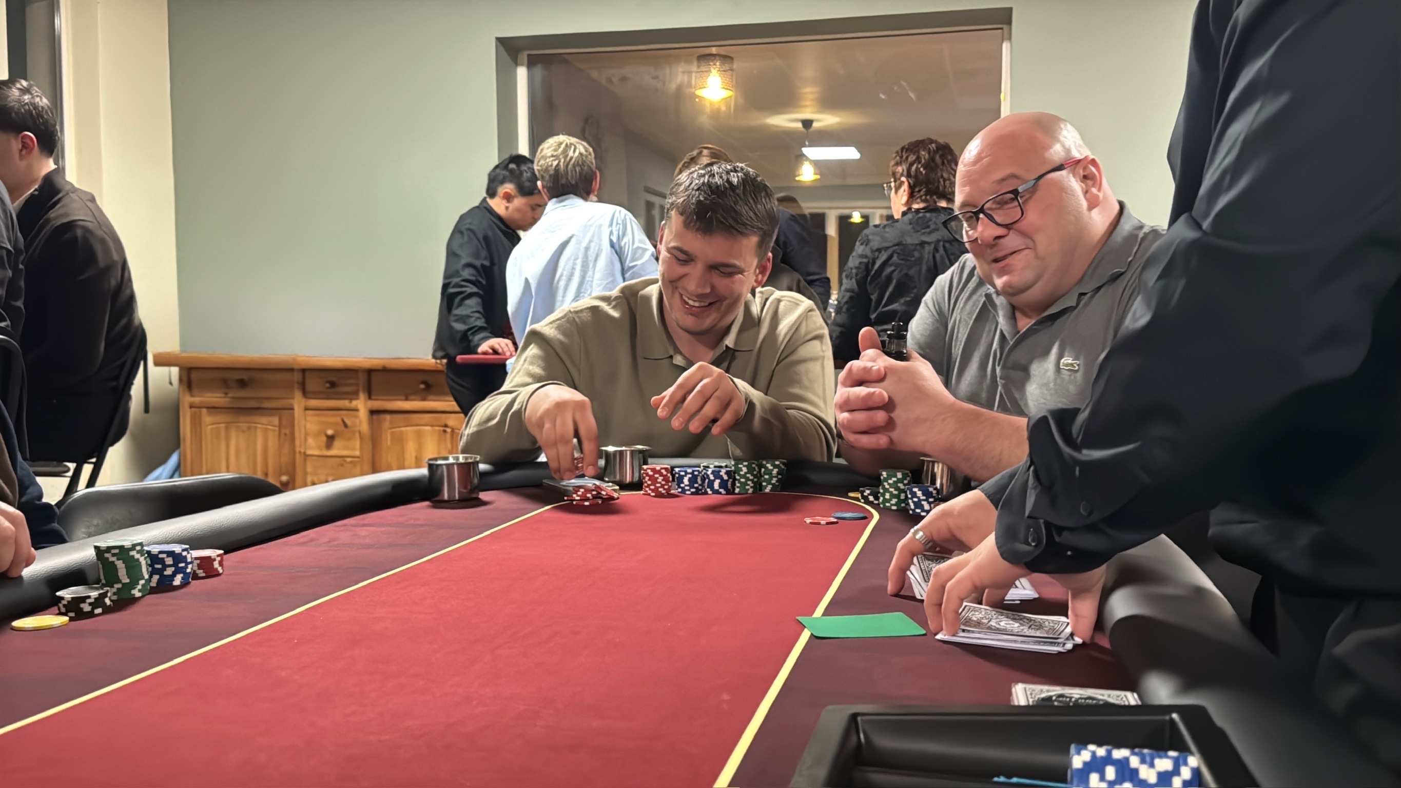 Invités souriants autour d’une partie de poker LEYGACY