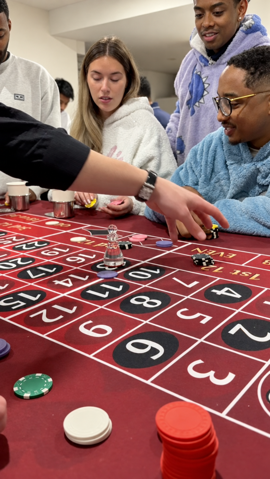 Soirée pyjama entre amis autour de la table de roulette LEYGACY