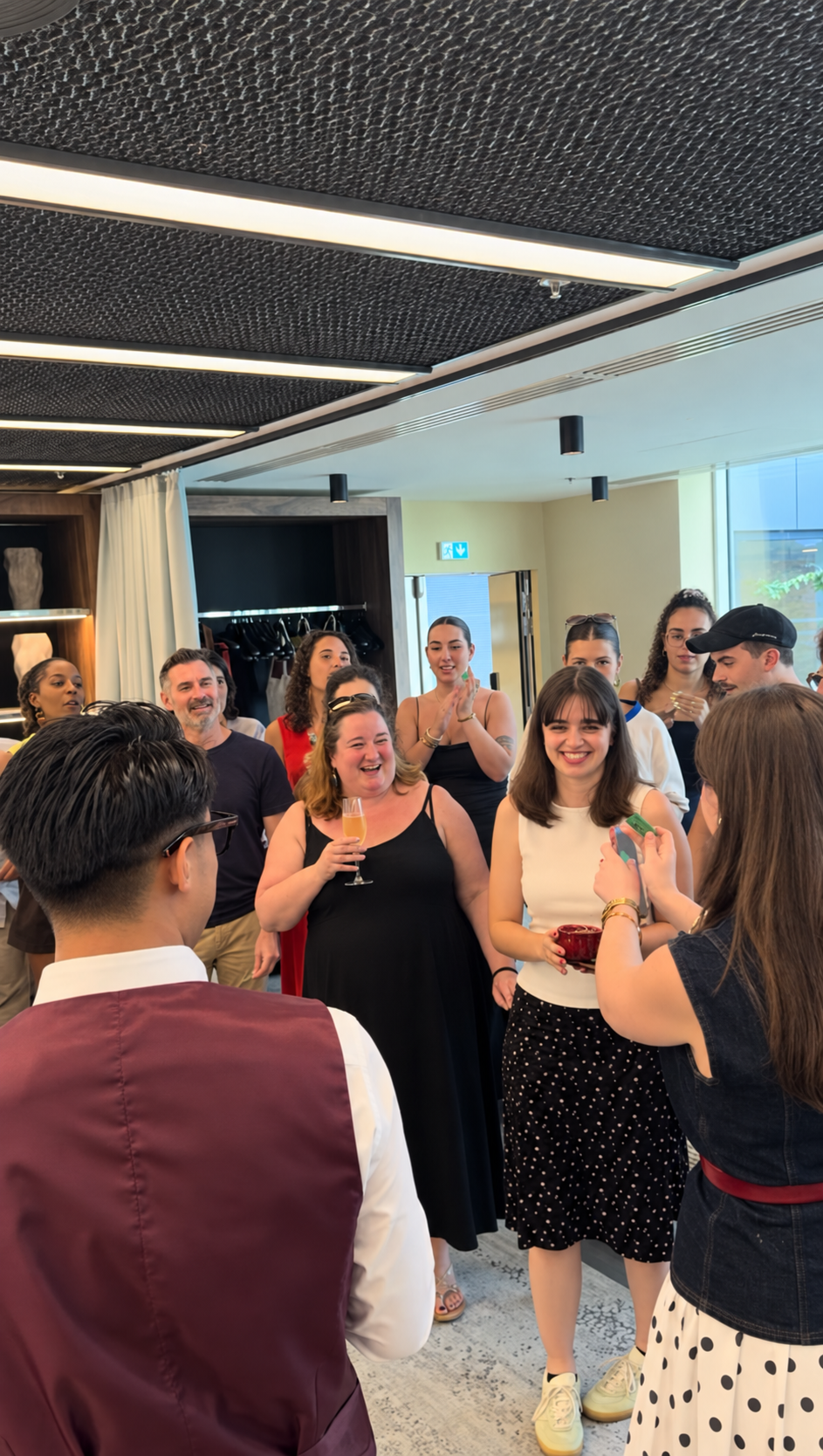 Collègues réunis pour fêter un moment convivial lors d’un afterwork d’entreprise LEYGACY