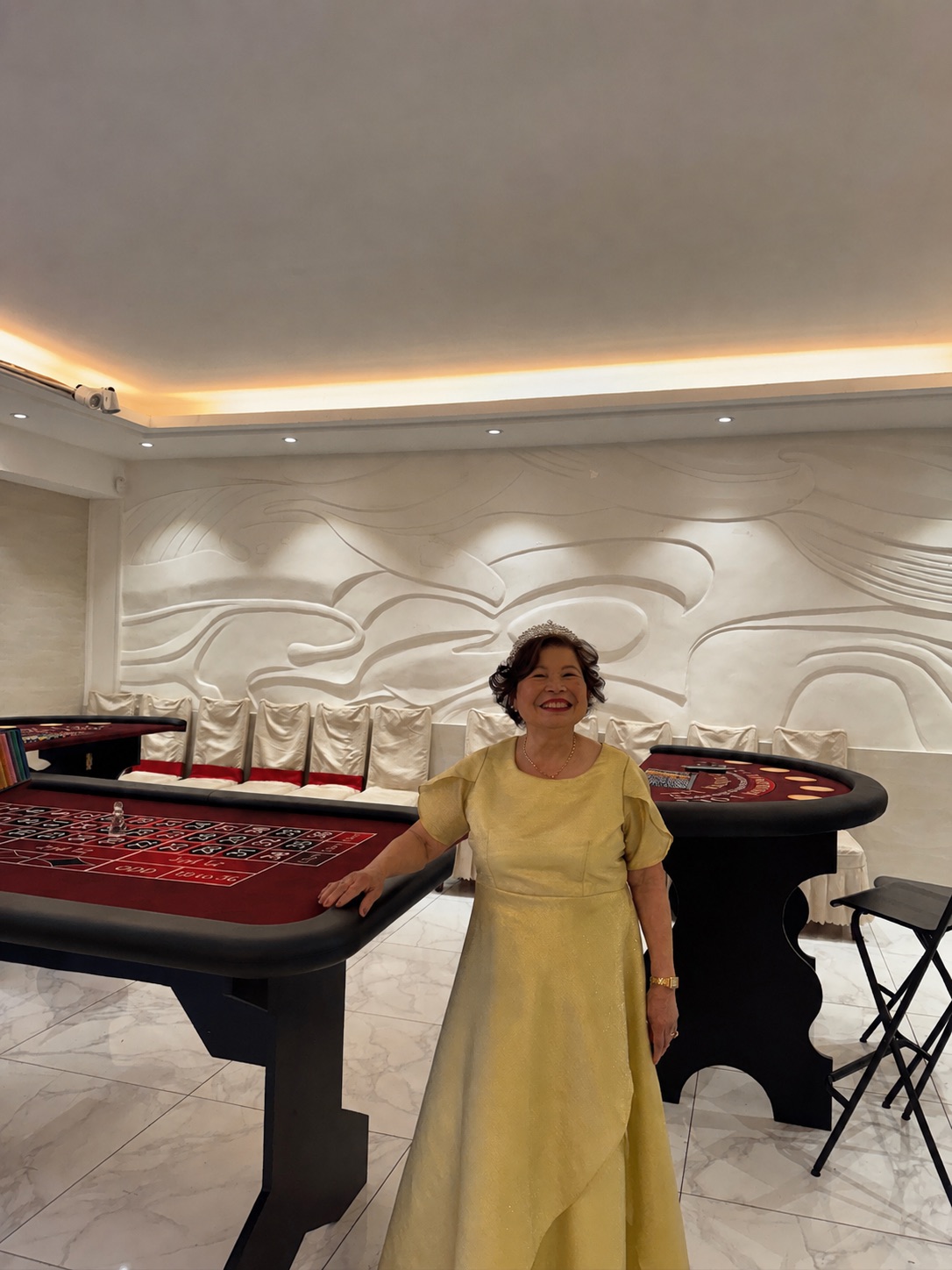 Invitée élégante posant devant les tables de roulette et blackjack LEYGACY