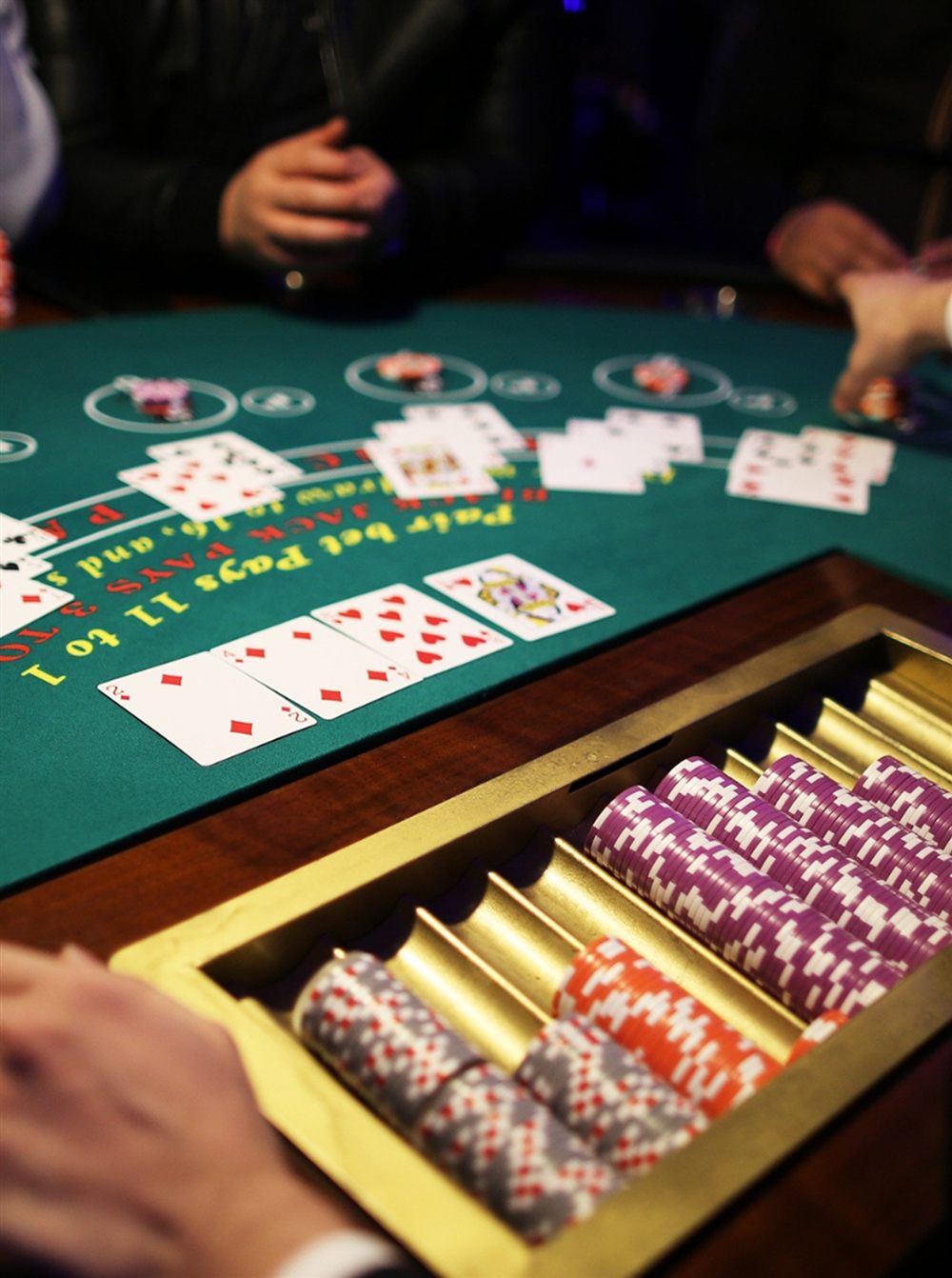 Table de blackjack LEYGACY, cartes et jetons
