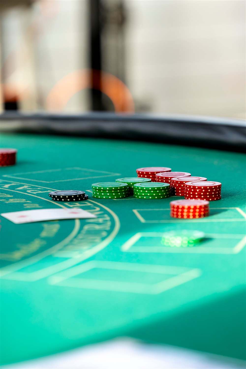 Jetons et cartes sur tapis vert, ambiance blackjack